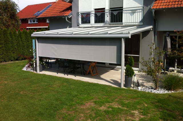 Terrassendach aus der Serie Cielo mit heruntergefahrenem Sonnenschutz